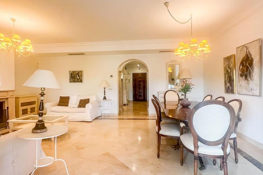 Oleholidays Adosado Alzambra Vasari Puerto Banus Сasa de vacaciones